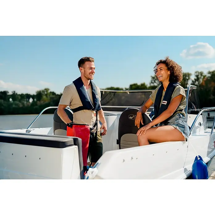 PEGAZUS GFK-Boot 550 Comfort - Umfangreiche Zusatzausstattung, Geeignet für: Max. 6 Personen, Nutzlast: 670 kg, CE-Klasse C - Zwei Personen auf einem Boot mit Schwimmwesten. Die Westen bieten Sicherheit und Komfort auf dem Wasser und sind für alle Bootsfahrer unerlässlich.