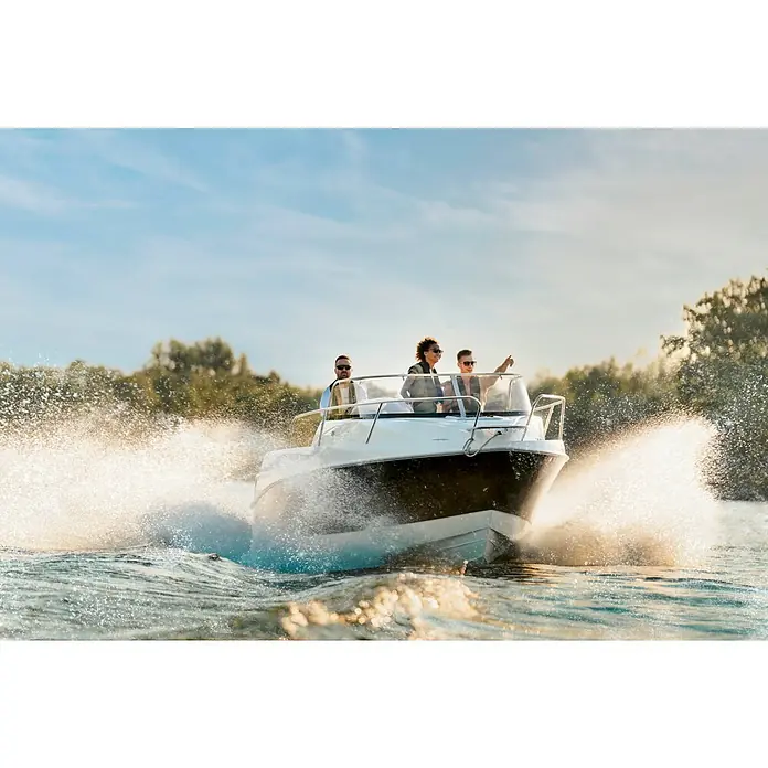 PEGAZUS GFK-Boot 550 Comfort - Umfangreiche Zusatzausstattung, Geeignet für: Max. 6 Personen, Nutzlast: 670 kg, CE-Klasse C - Ein schnelles Motorboot mit drei Personen an Bord durchpflügt das Wasser und erzeugt dabei hohe Spritzer.