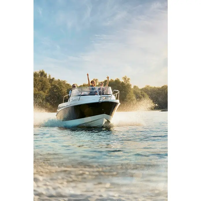 PEGAZUS GFK-Boot 550 Comfort - Umfangreiche Zusatzausstattung, Geeignet für: Max. 6 Personen, Nutzlast: 670 kg, CE-Klasse C - Eine Gruppe von Freunden genießt eine Bootsfahrt auf einem Motorboot, das elegant über das Wasser gleitet.