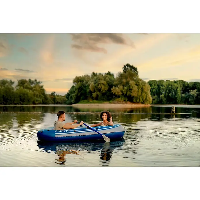 Talamex Schlauchboot Funline 240 - 240 x 140 cm, Geeignet für: 2 Personen, Nutzlast: 165 kg - Ein Paar genießt eine Bootsfahrt auf einem See in einem blauen Funline 240 Schlauchboot bei Sonnenuntergang.