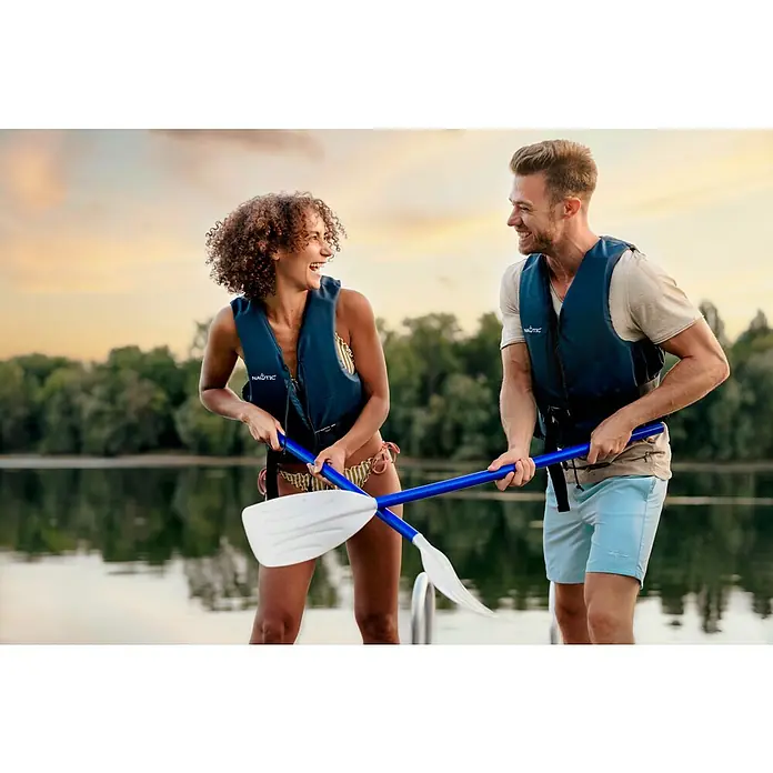 NAUTIC Schwimmweste ISO Active - 30 kg - 50 kg, 50 N, Blau - Zwei Personen mit Schwimmwesten und Paddeln. Die Westen von Nautic bieten Sicherheit und Komfort beim Wassersport.