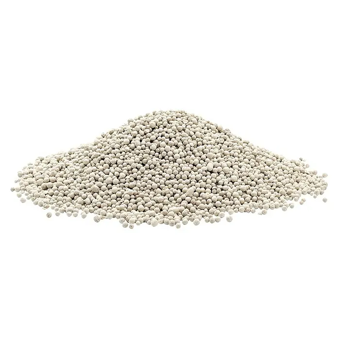 Neudorff Azet Gartenkalk - 2,5 kg - Ein großer Haufen von körnigem Dünger, der aus kleinen, weißen Kügelchen besteht und eine unebene Oberfläche bildet.