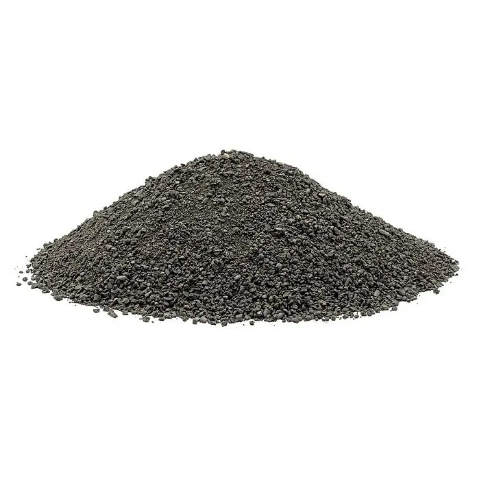 Neudorff Terra Preta Bodenverbesserer - 10 kg - Ein Haufen dunkler, körniger Stoff, möglicherweise Kies oder Granulat, auf einem schwarzen Hintergrund.