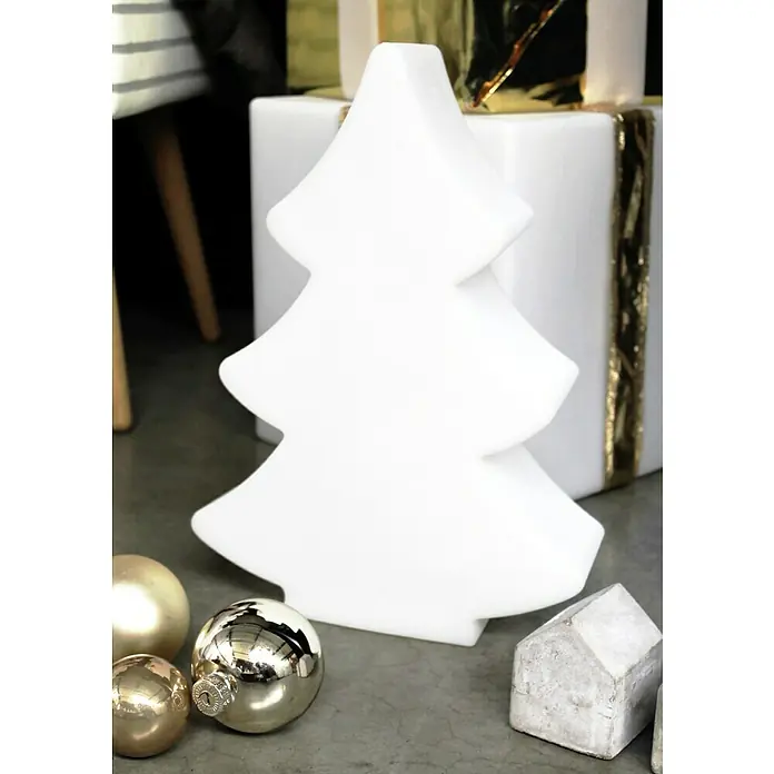 8 Seasons Design Shining LED-Weihnachtsleuchte Tree - 6 W, Weiß, L x B x H: 10 x 28 x 38 cm - Festliche Dekoration: Weißer Weihnachtsbaum aus Kunststoff, umgeben von Christbaumkugeln und einem kleinen Haus.