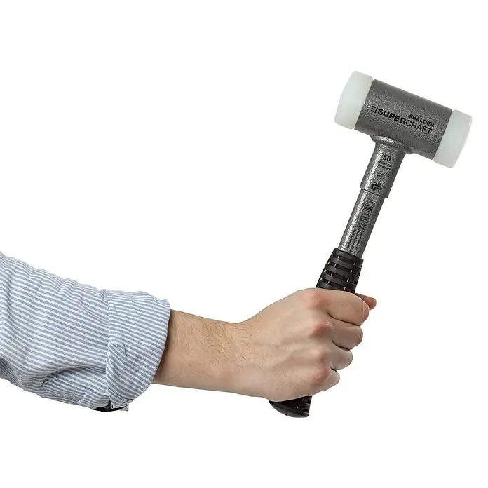 Halder Supercraft Schonhammer - Durchmesser Kopf: 50 mm, Hart - Ein Supercraft Schonhammer mit grauem Kopf und weissen Einsätzen wird in einer Hand gehalten.
