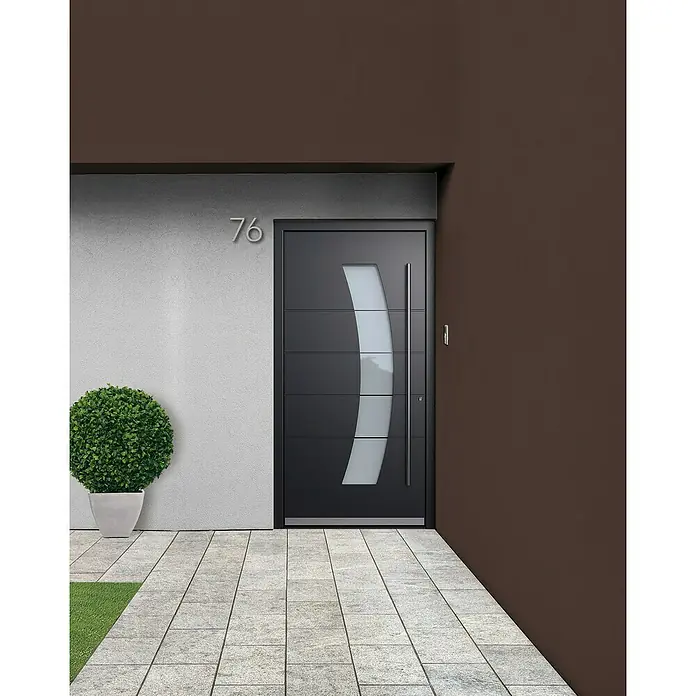 Portofino Haustür 707PF - 110 x 210 cm, DIN Anschlag: Rechts, Anthrazitgrau Feinstruktur/Verkehrsweiß matt - Moderne Haustür mit seitlichem Glaseinsatz und langem, vertikalem Griff an einer Fassade mit Hausnummer.