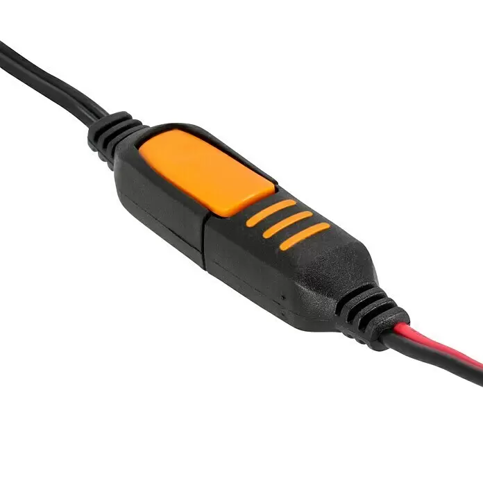 CTEK Automatik-Ladegerät MXS 5.0 EU - Ladestrom: 5 A, Kapazität: 1,2 Ah - 110 Ah - Schwarzer Zwischenschalter mit orangefarbenem Knopf und drei orangefarbenen Linien an einem schwarz-roten Kabel.