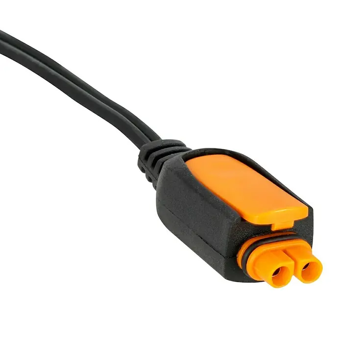 CTEK Automatik-Ladegerät MXS 5.0 EU - Ladestrom: 5 A, Kapazität: 1,2 Ah - 110 Ah - Nahaufnahme eines schwarzen Netzkabels mit orangefarbenem Stecker. Das Kabel ist hochwertig und für elektronische Geräte geeignet.