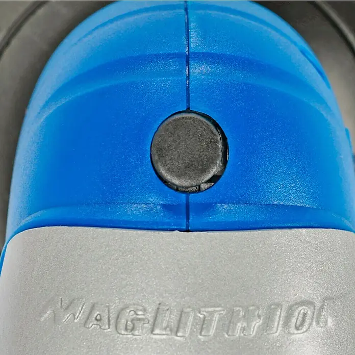 Marinetech Akku-Poliermaschinen-Set - 12 V, Li-Ionen, 1,3 Ah, Leerlaufdrehzahl: 0 U/min - 3.000 U/min - Nahaufnahme einer blauen und grauen Maglithio-Lampe mit einem Knopf in der Mitte, ideal für Camping oder Notfälle.