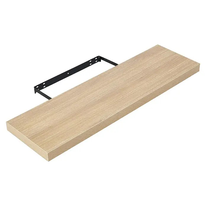 Regalux Estante flotante - L x An x Al: 23,5 x 80 x 3,8 cm, Roble, Carga soportada: 12 kg - Primer plano de un estante flotante de madera con soportes negros contra una pared negra, que ofrece un diseño elegante para la decoración de paredes.
