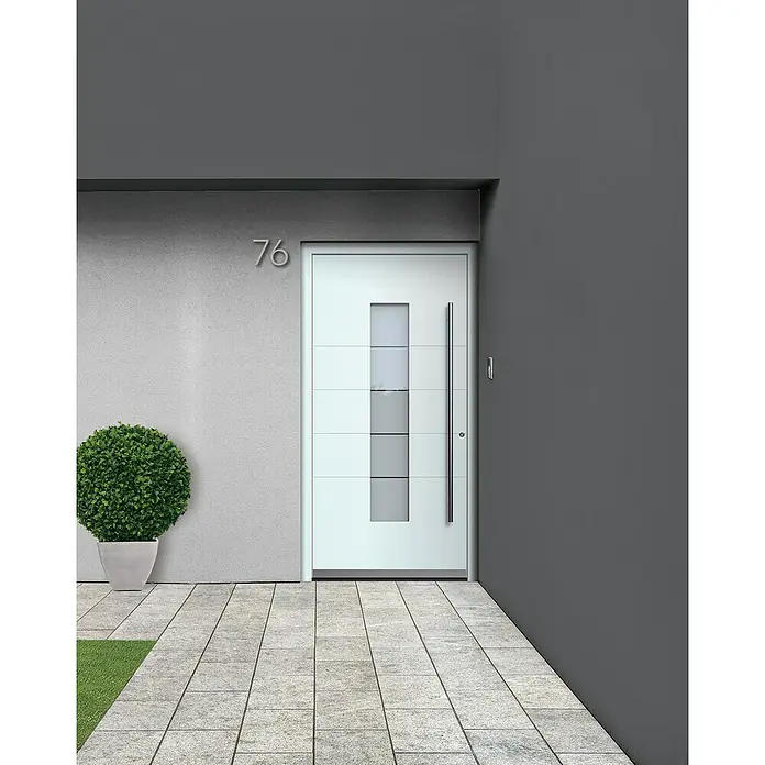 Portofino Haustür 706PF - 110 x 210 cm, DIN Anschlag: Rechts, Verkehrsweiß matt - Eine moderne weiße Haustür mit vertikalem Glaseinsatz, einem langen Griff und der Hausnummer 76 an einer grauen Fassade.