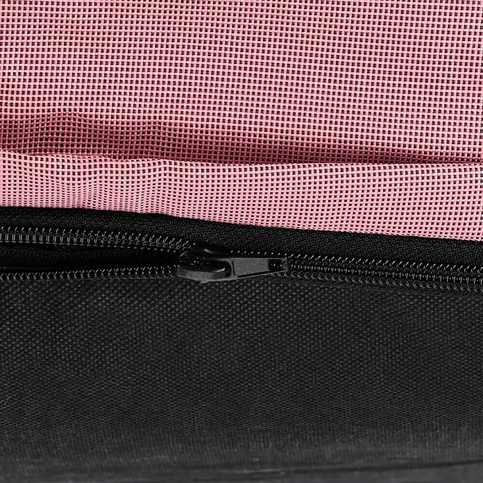 Sitzsack Aufblasbar - 70 x 90 x 70 cm, Pink, 100 % Polyester - Nahaufnahme eines Reißverschlusses auf einer Tasche mit rosa Netzoberseite und schwarzem Boden, der die Details und die Textur hervorhebt.