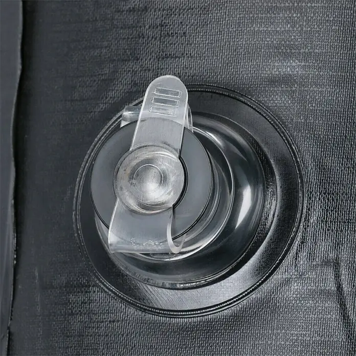 Sitzsack Aufblasbar - 70 x 90 x 70 cm, Türkis, 100 % Polyester - Nahaufnahme eines schwarzen aufblasbaren Produkts mit einem transparenten Ventil, das einen einfachen Gebrauch ermöglicht.