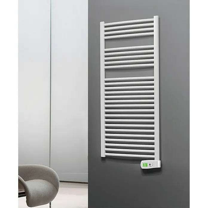 Rointe Radiador toallero eléctrico Sygma - An x Al: 50 x 130 cm, 500 W, Blanco - Elegante imagen de un toallero blanco con control electrónico montado en una pared gris. Un acento moderno para cualquier baño.