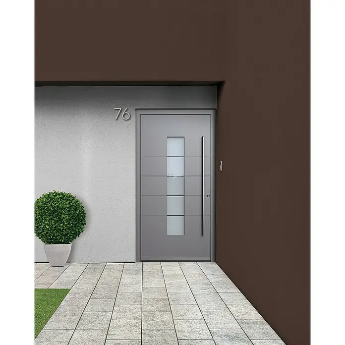 Portofino Haustür 706PF - 110 x 210 cm, DIN Anschlag: Rechts, Eisenglimmer/Verkehrsweiß matt - Moderne Haustür mit stilvollem Design und Hausnummer 76, kombiniert mit einem Pflanzgefäß und gepflastertem Gehweg.
