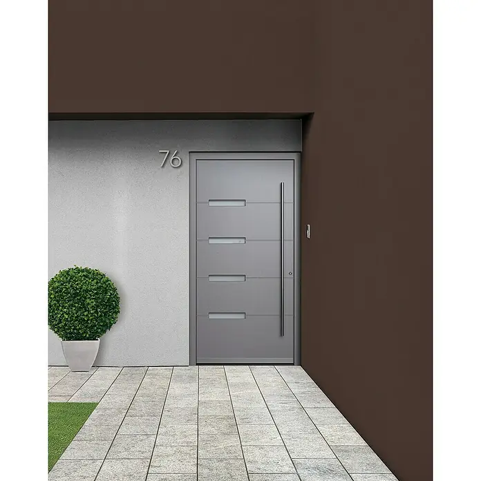 Portofino Haustür 704PF - 110 x 210 cm, DIN Anschlag: Rechts, Eisenglimmer/Verkehrsweiß matt - Elegante graue Haustür mit modernem Design und vertikalem Griff, Nummer 76 an der Wand. Stilvoller Eingangsbereich mit Pflanze.