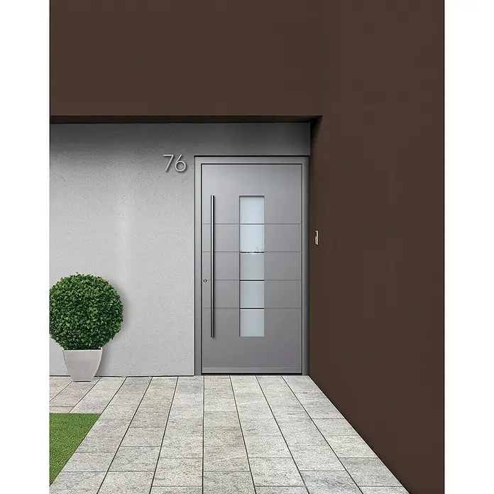 Portofino Haustür 706PF - 110 x 210 cm, DIN Anschlag: Links, Eisenglimmer/Verkehrsweiß matt - Bild einer modernen Haustür mit Glaseinsatz, Nummer 76, begleitet von einem grünen Zierstrauch und hellem Steinboden.
