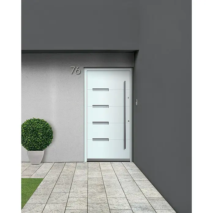Portofino Haustür 704PF mit Fingerprint - 110 x 210 cm, DIN Anschlag: Rechts, Verkehrsweiß matt - Aufnahme einer modernen weißen Haustür mit horizontalen Akzenten, einem schlanken Griff und der Hausnummer 76.