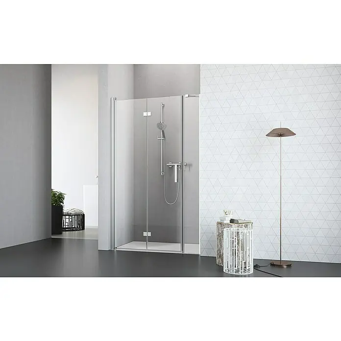 Camargue Vario Nischendusche S53+S17 - 110 x 195 cm, Beschichtet, Silber, 6 mm - Das Bild zeigt eine moderne Duschkabine mit klaren Glaswänden und Chrombeschlägen in einem stilvollen Badezimmer.