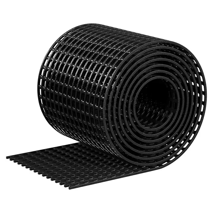 Marley Laubstop - Nennweite: 100 mm - 125 mm, Länge: 200 cm - Eine Rolle schwarzes, flexibles und perforiertes Kunststoffgeflecht, das auf einer schwarzen Oberfläche steht.