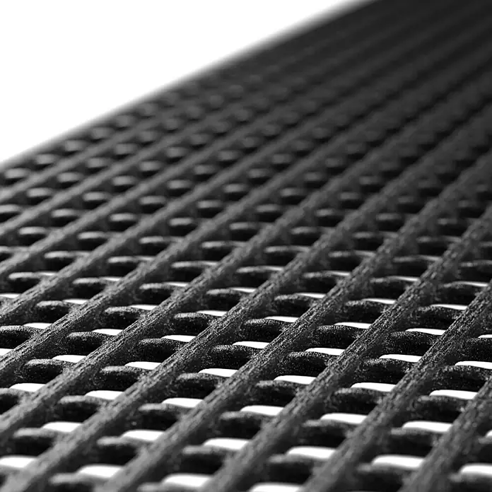 Marley Laubstop - Nennweite: 100 mm - 125 mm, Länge: 200 cm - Nahaufnahme eines schwarzen, strukturierten Gitterrosts. Das Produkt zeigt ein gleichmäßiges Muster mit Fokus auf Textur und Detail.