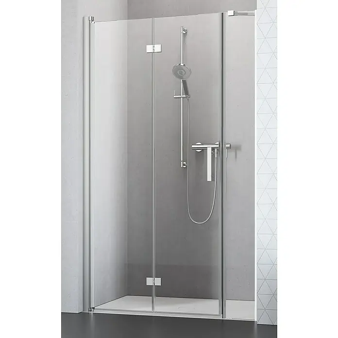 Camargue Vario Nischendusche S53+S13P210 x 195 cm, Beschichtet, Stärke: 6 mm, Silber - Nahaufnahme einer modernen Duschkabine mit klaren Linien und Chrombeschlägen vor einem grauen Hintergrund.