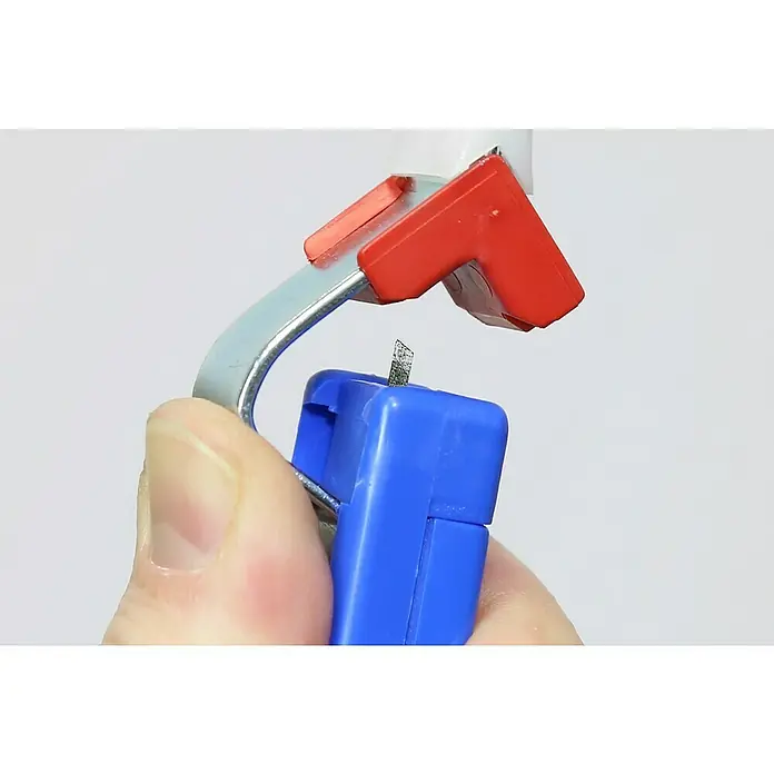 Weicon Kabelmesser No. C 4 - 28 - Länge: 180 mm, Blau/Rot - Nahaufnahme eines manuellen Abisolierwerkzeugs mit rotem und blauem Griff, das von einer Hand bedient wird, vor einem weißen Hintergrund.