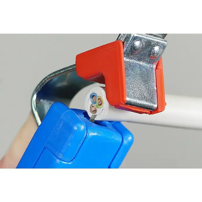 Weicon Kabelmesser No. C 4 - 28 - Länge: 180 mm, Blau/Rot - Nahaufnahme eines Kabelabisolierwerkzeugs mit blauem Griff, das ein weißes Kabel durchtrennt und die bunten Adern freilegt.