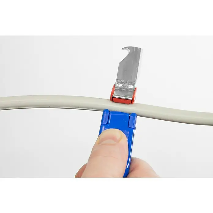 Weicon Kabelmesser No. C 4 - 28 - Länge: 180 mm, Blau/Rot - Nahaufnahme eines Koaxialkabelabisolierwerkzeugs beim Abisolieren eines Kabels. Das Werkzeug hat eine blaue und rote Farbe mit einer silbernen Klinge.