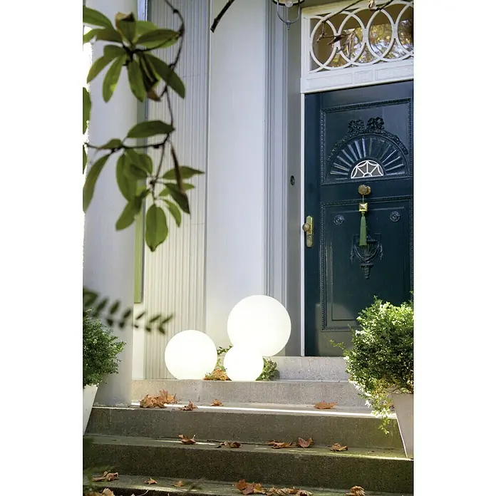 8 Seasons Design Shining Dekoleuchte rund Globe - 9 W, Weiß, Durchmesser: 40 cm - Drei leuchtende Globen zieren die Treppe vor einer Haustür und spenden warmes Licht. Perfekt für den Außenbereich.