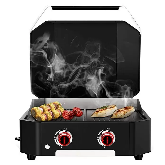 Cozze Plancha-Grill 600 - Grillfläche (B x T): 60 x 40 cm, Schwarz - Schwarzer tragbarer Grill mit geöffnetem Deckel, auf dem Hähnchenbrust, Gemüsespieße und Tomaten mit aufsteigendem Rauch gegrillt werden.