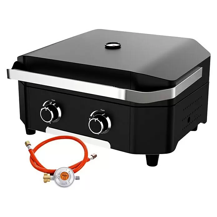 Cozze Plancha-Grill 600 - Grillfläche (B x T): 60 x 40 cm, Schwarz - Schwarzer tragbarer Gasgrill mit Chromgriff, zwei Drehknöpfen und orangefarbenem Gasschlauch mit Regler.