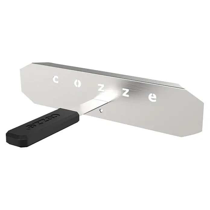Cozze Escudo térmico - Específico para: Horno Pizza Cozze Gas y Eléctrico Pequeño, Acero inoxidable - Pala de pizza Cozze con mango negro, perfecta para manipular fácilmente la pizza en el horno.
