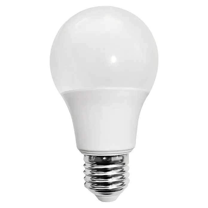 Voltolux LED-Lampe - E27, Nicht Dimmbar, Warmweiß, 806 lm, 8,5 W - Nahaufnahme einer LED-Glühbirne mit einer matten Oberfläche und einem verchromten Sockel, die auf einem schwarzen Hintergrund isoliert ist.