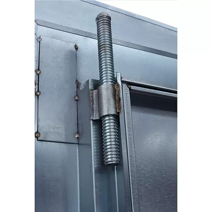 Volberg Baustellentür Basic 190 OV - 87,5 x 195 cm, DIN Anschlag: Links, Verzinkt, RC 2 - Verzinkte Gewindestange mit Halterung auf einem silbernen Metallpaneel, wohl eine verstellbare Stütze.