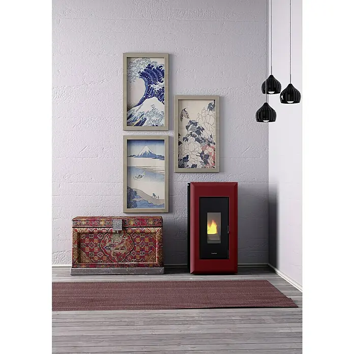 FreePoint Pelletofen Vega Airtight - 10,5 kW, Raumheizvermögen: 252 m³, 0,6 kg/h - 2,4 kg/h, Schwarz/Bordeaux - Ein gemütliches Zimmer mit einem roten Kaminofen, traditionellen japanischen Kunstwerken und einer verzierten Truhe für eine warme Atmosphäre.