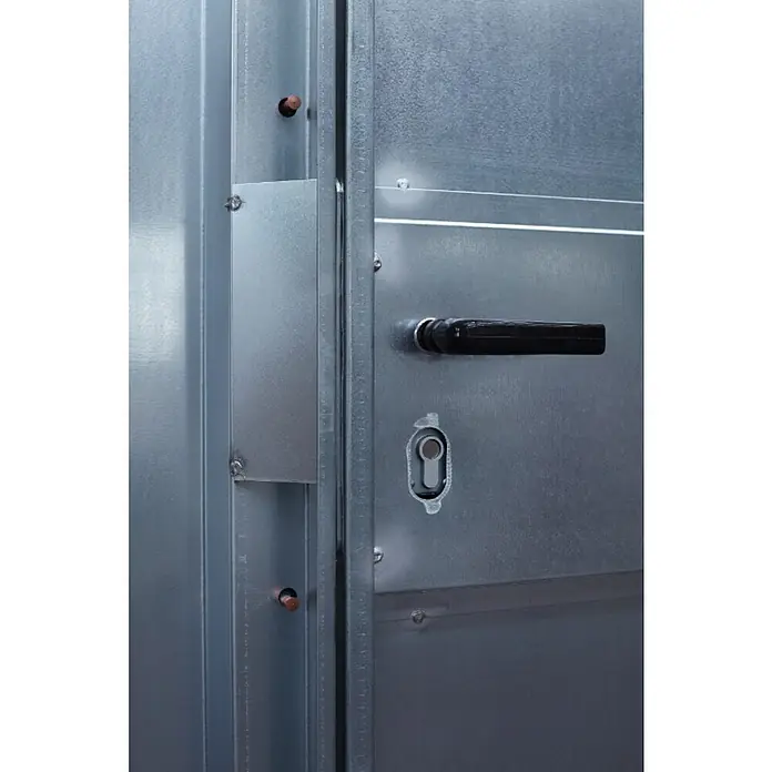 Volberg Baustellentür Basic 190 OV - 87,5 x 195 cm, DIN Anschlag: Links, Verzinkt, RC 2 - Detailansicht einer modernen Stahltür mit schwarzem Griff und integriertem Schloss. Ideal für Sicherheitsbereiche und Industriebauten.
