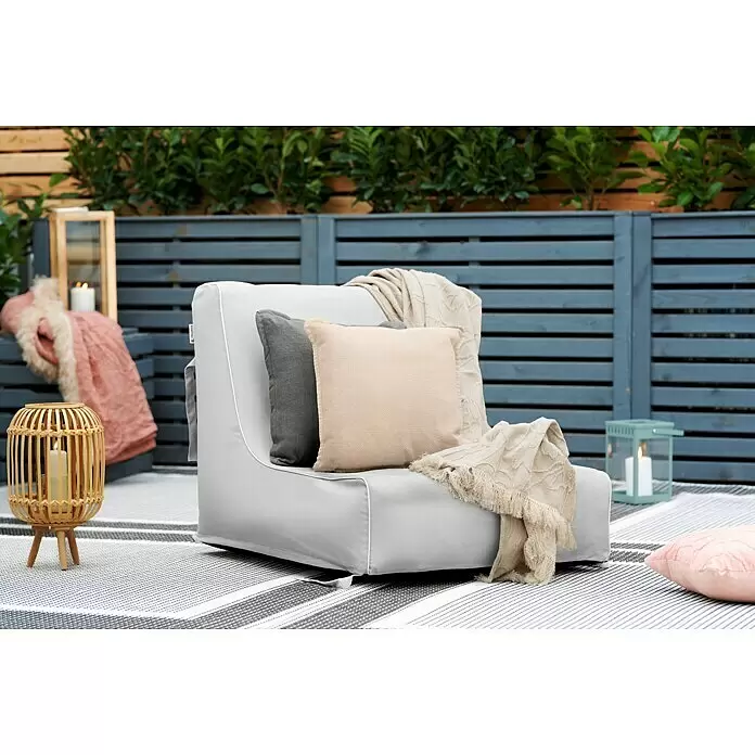 Sitzsack Aufblasbar - 70 x 90 x 70 cm, Hellgrau, 100 % Polyester - Ein hellgrauer Outdoor-Sitzsack mit Kissen und einer Decke, auf einem gestreiften Teppich im Terrassenbereich platziert.