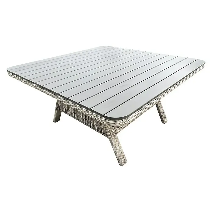 Sunfun Conjunto de muebles Milwaukee - 8 pzs., Ratán sintético, Arena - Una mesa de jardín cuadrada con una mesa de listones de madera gris claro y una base de mimbre, ideal para reuniones y comidas al aire libre.