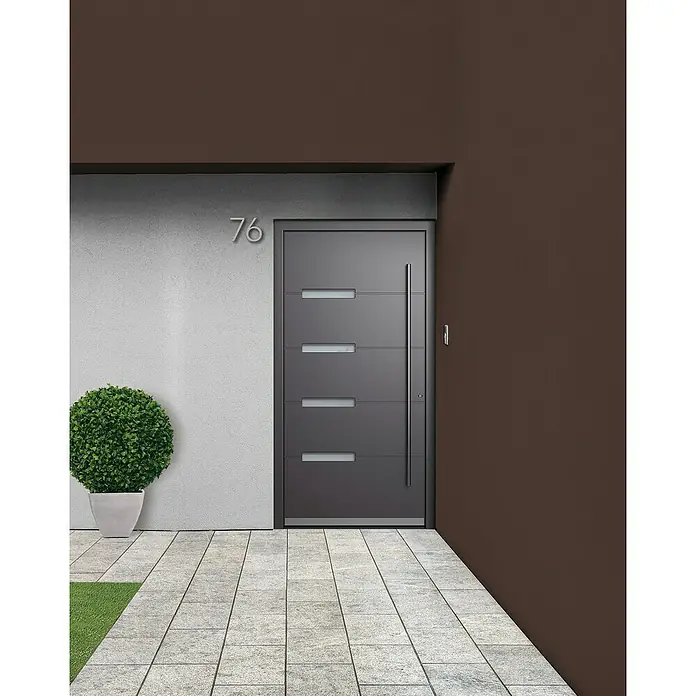 Portofino Haustür 704PF - 110 x 210 cm, DIN Anschlag: Rechts, Anthrazit Metallic/Verkehrsweiß matt - Moderne Haustür in Grau mit geraden Linien und vertikalem Griff neben einer Hausnummer und einem kugelförmigen Busch.