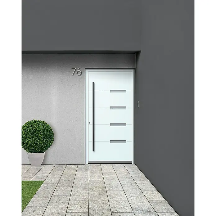 Portofino Haustür 704PF - 110 x 210 cm, DIN Anschlag: Links, Verkehrsweiß matt - Eine moderne, weiße Haustür mit horizontalen Akzenten und einem langen, schlanken Griff, die ein stilvolles Entree bietet.