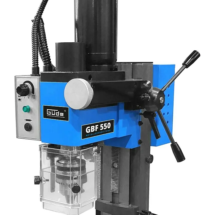 Güde Bohr- & Fräsmaschine GBF 550 - 350 W, 0 U/min - 2.500 U/min, Größe Arbeitstisch: 400 x 92 mm - Aufnahme einer Güde GBF 550 Metallbearbeitungsmaschine, die für ihre Präzision und Stabilität in der Metallbearbeitung bekannt ist.