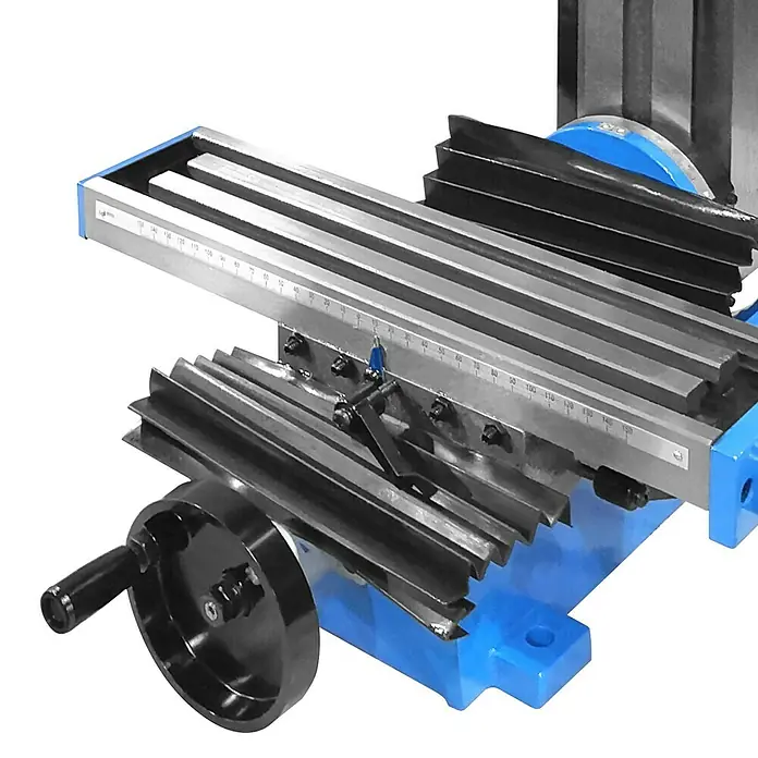 Güde Bohr- & Fräsmaschine GBF 550 - 350 W, 0 U/min - 2.500 U/min, Größe Arbeitstisch: 400 x 92 mm - Detailaufnahme eines Maschinenschraubstocks mit blauem Sockel. Präzisionswerkzeug für industrielle Anwendungen.