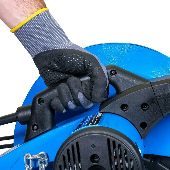 Güde Metallkreissäge GMK355 2.3 - 2,2 kW, 62 Stk. - Nahaufnahme einer Hand in einem Arbeitshandschuh, die einen blauen Rohrschneider hält.