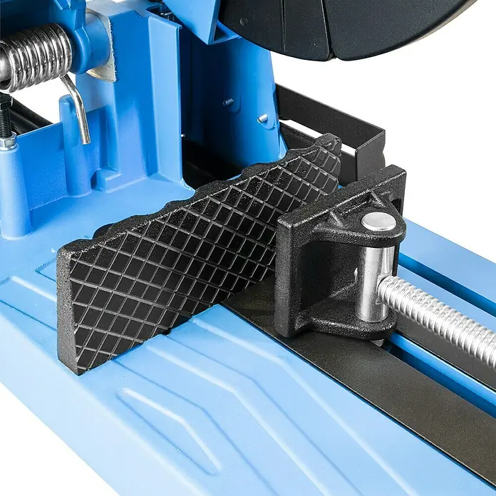 Güde Metallkreissäge GMK 355 2.2 - 2,2 kW - Nahaufnahme einer blauen Metallsäge mit Schraubstock und Feder für präzise Schnitte in Werkstätten.