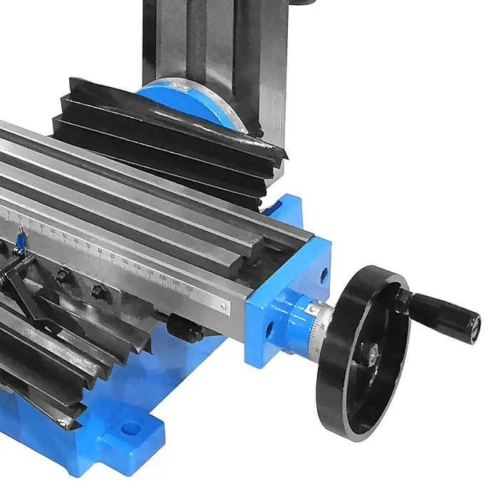 Güde Bohr- & Fräsmaschine GBF 550 - 350 W, 0 U/min - 2.500 U/min, Größe Arbeitstisch: 400 x 92 mm - Detailaufnahme eines Präzisions-Kreuztisches mit blauer Basis und schwarzem Handrad, ideal für präzise Bearbeitungsaufgaben.