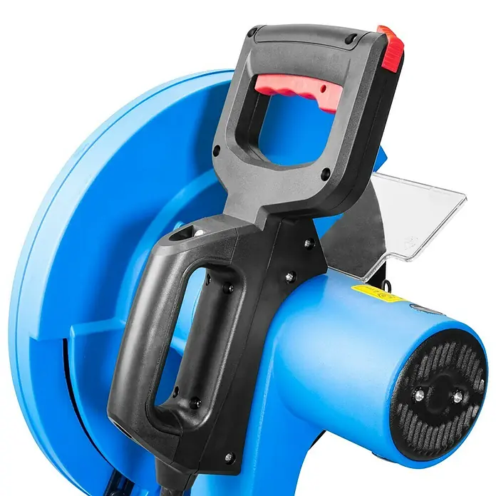 Güde Metallkreissäge GMK 355 2.2 - 2,2 kW - Nahaufnahme einer blauen Metallsäge mit schwarzem Griff und rotem Auslöser vor einem schwarzen Hintergrund.