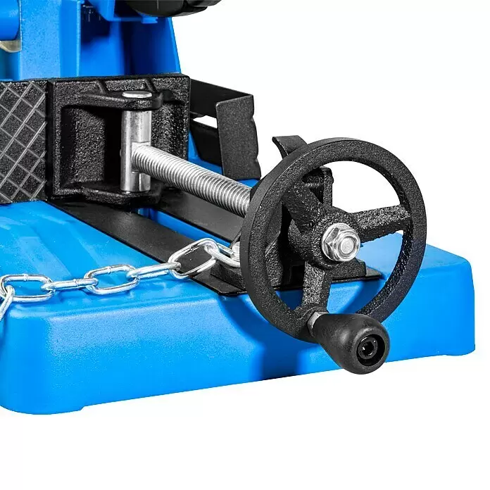 Güde Metallkreissäge GMK 355 2.2 - 2,2 kW - Blaue Maschinenbasis mit schwarzem Schraubstock und Handrad, mit Gewindestange und Kette.
