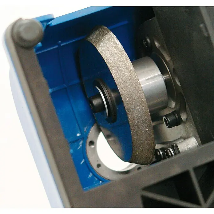 Güde Bohrerschärfgerät GBS 80 - Durchmesser des Bohrers: 3 - 13 mm, 80 W - Nahaufnahme eines blauen Messerschärfers mit Schleifscheibe. Ein Präzisionswerkzeug zum Schärfen von Klingen.