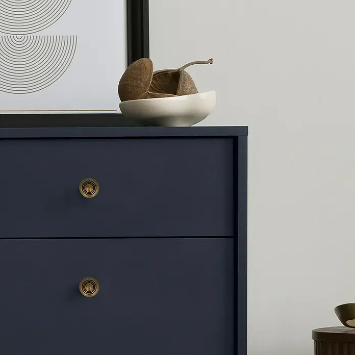 Möbelknopf - Typ Möbelgriff: Knopf, Ø x H: 30 x 26 mm, Sonstige, Verchromt - Schlafzimmerkommode in Marineblau mit zwei Schubladen und goldenen Knöpfen, die eine elegante und praktische Aufbewahrungslösung bietet.